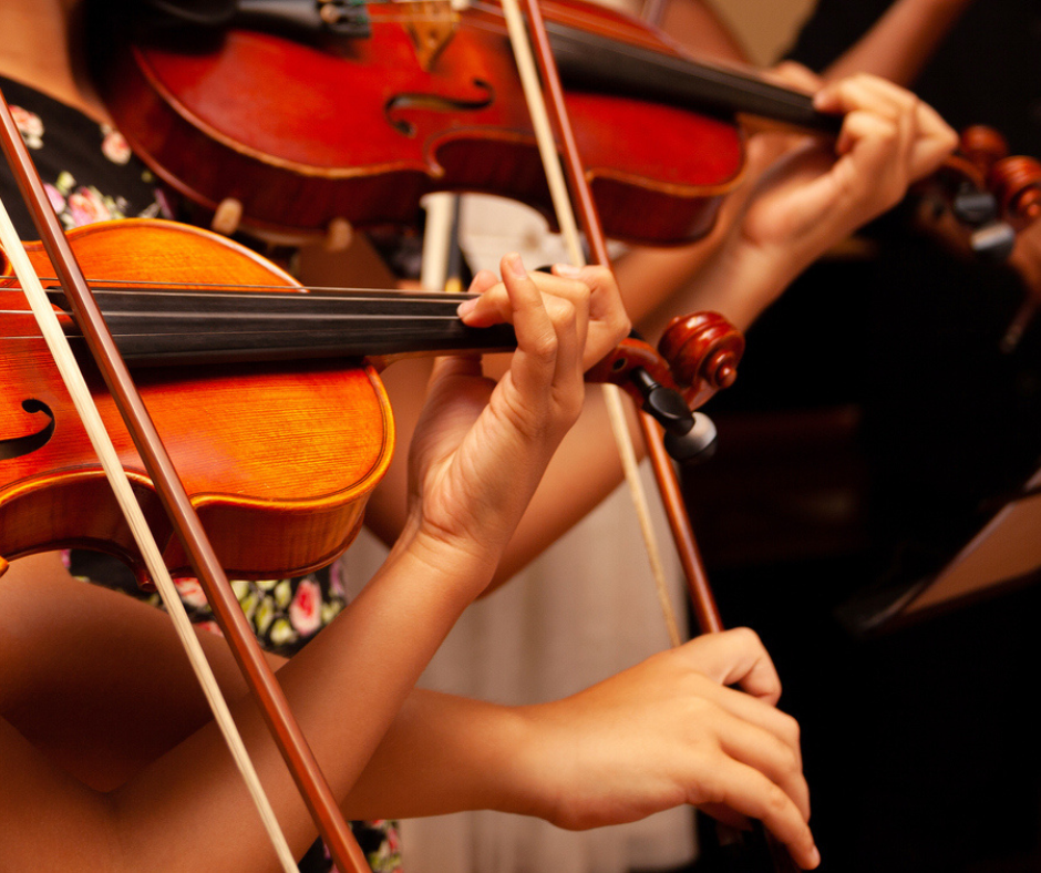 Violonistes lors d'un concert à la bougie